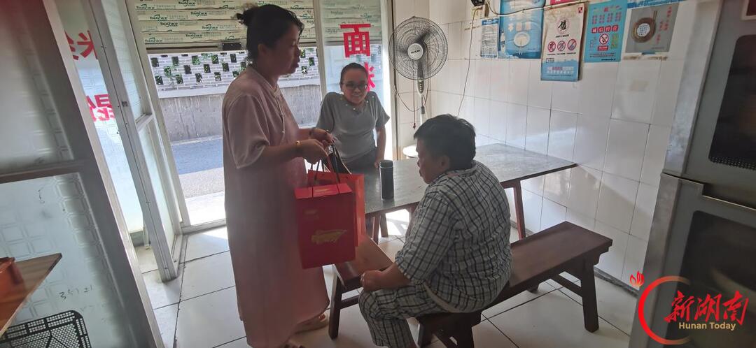 文化惠民庆国庆 温情服务暖人心