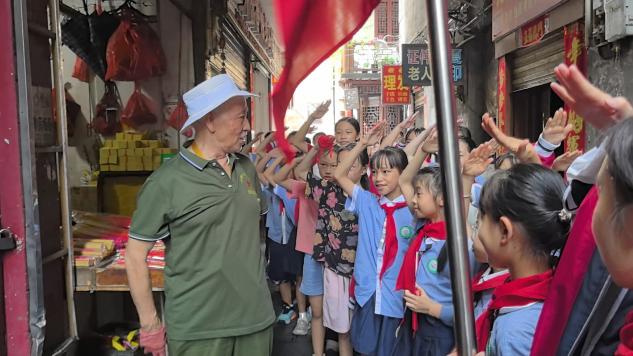 桂阳县城南完小开展2026年“桂阳红领巾 国庆寻红记”实践活动