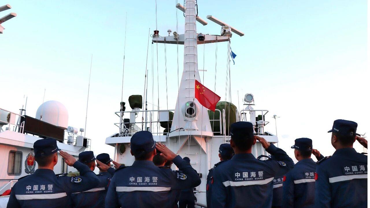 万里海疆同升一面旗 共祝祖国好!