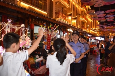 古城人流爆增 安全如何“接住” 武冈公安“古城警务”强治理安民心