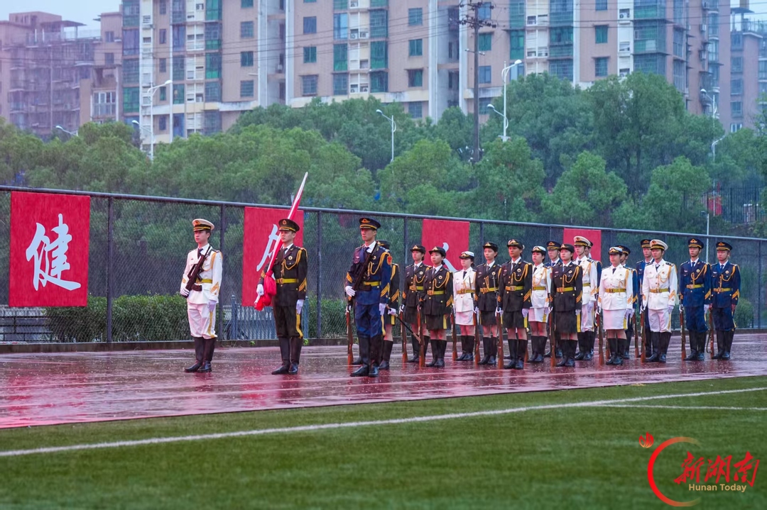 长征精神照青春!长沙民政学子雨中升旗告白祖国