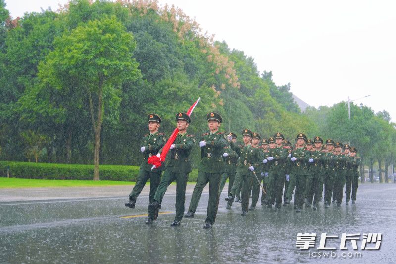 长沙市直机关举行升国旗仪式