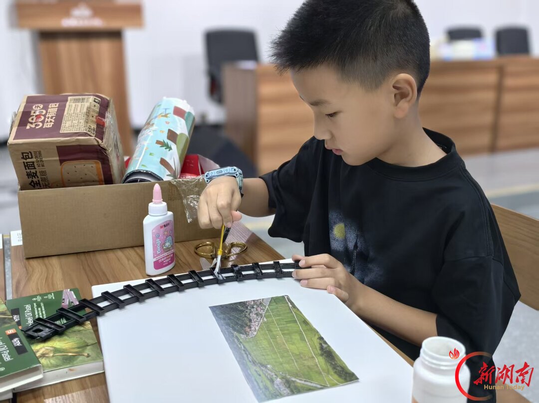 岳阳:一纸一布皆成诗,亲子巧手贺华诞
