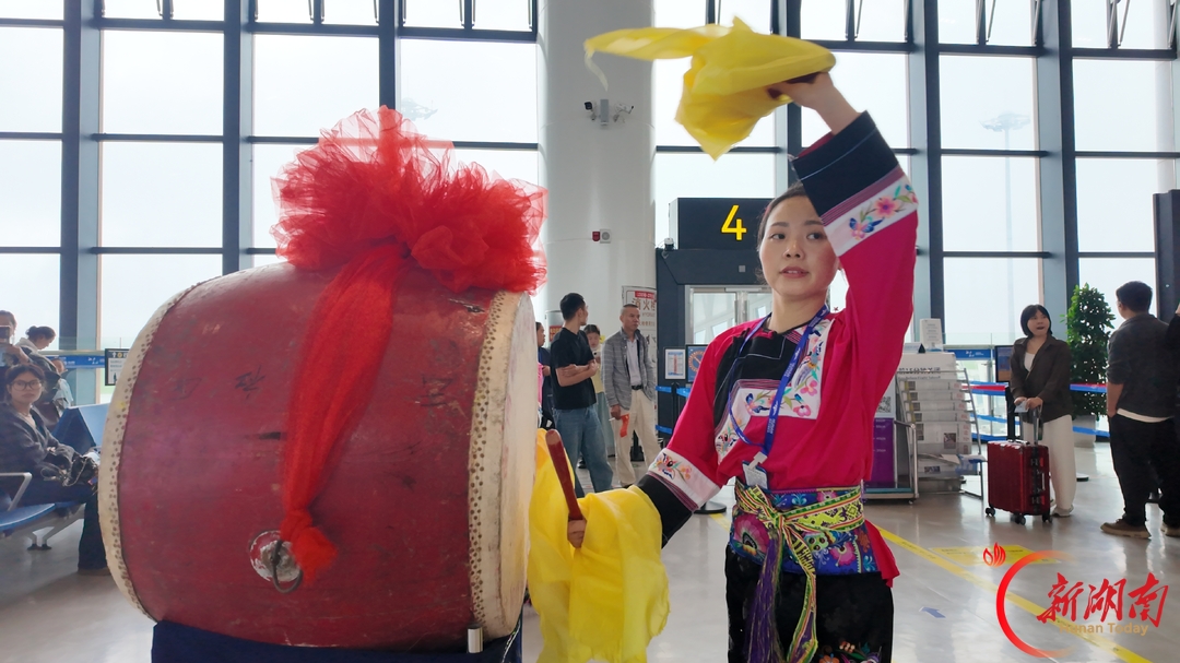 湘西边城机场:空港溢温情 民族风韵贺国庆