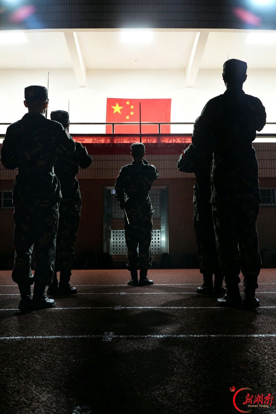 青春正步走|夜色砺迷彩 青春绽芳华