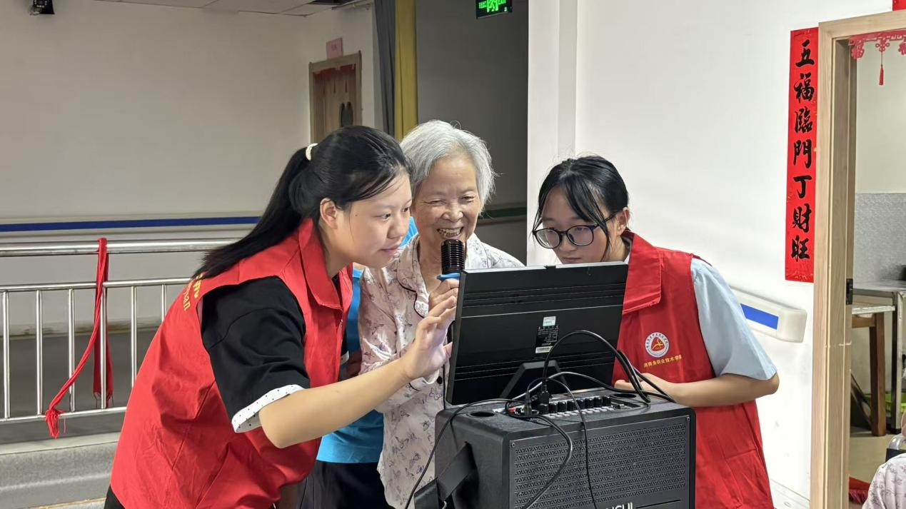 中秋前夕，这群商务青年学子把欢乐送到老人身边