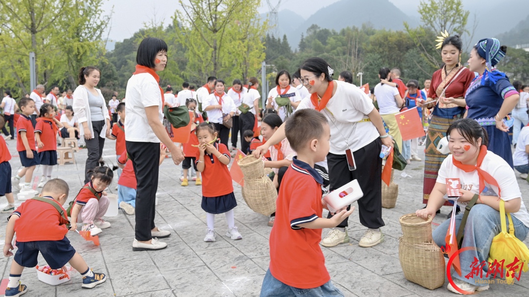 “喜迎国庆·多彩民族” 武冈萌娃沉浸式体验民族文化亲子运动会