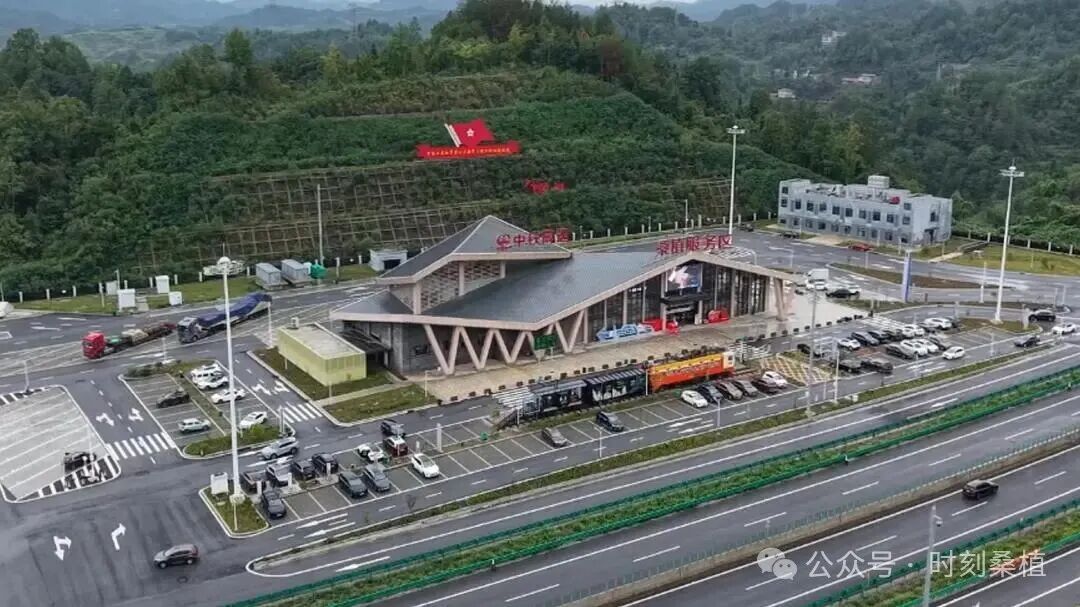 “十一”乐游张家界丨桑龙高速桑植服务区暖心服务护航司乘出行