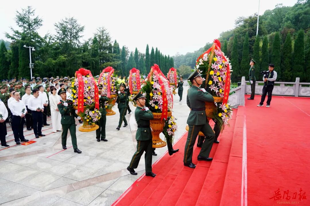 岳阳市举行烈士纪念日向英雄烈士敬献花篮仪式