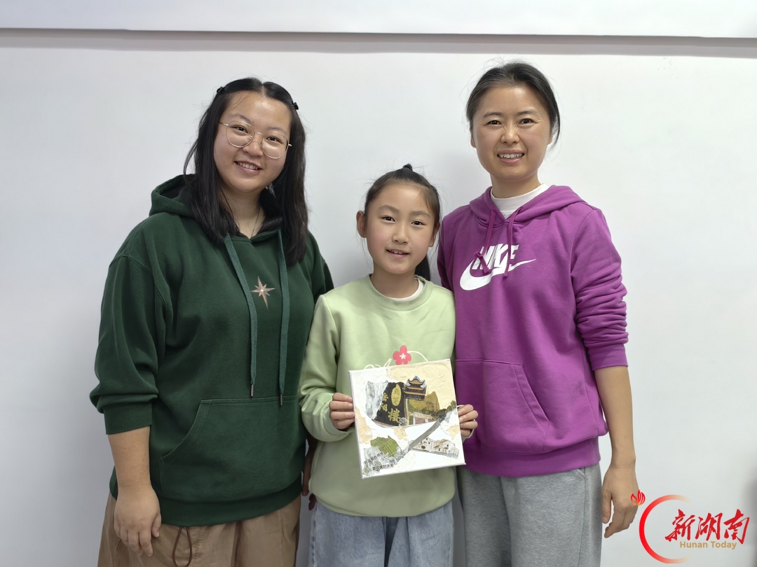 岳阳:一纸一布皆成诗,亲子巧手贺华诞