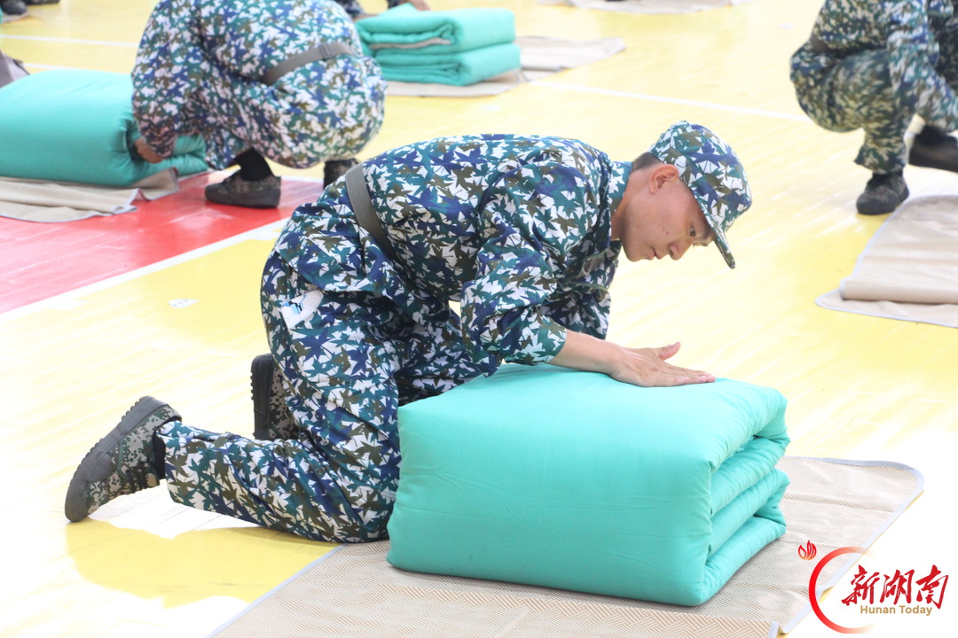青春正步走丨湖南科技大学人文学院新生代表参加内务技能评比