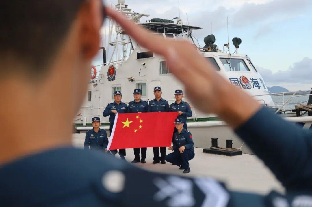 万里海疆同升一面旗 共祝祖国好!