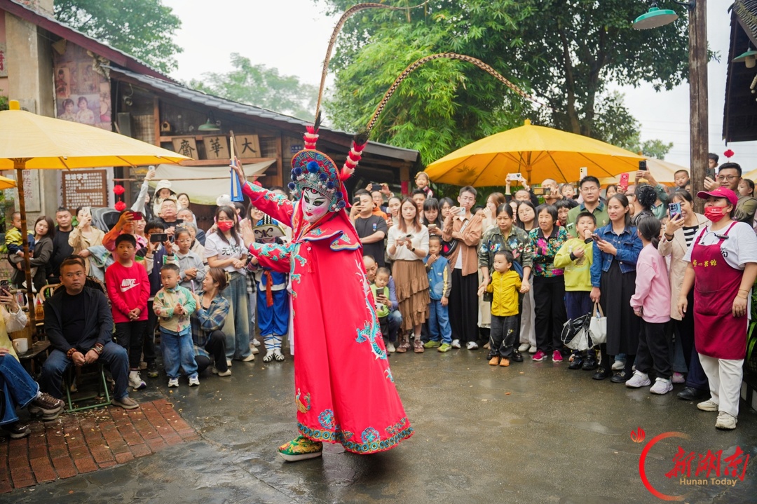 开福区非遗国潮沉浸式展演精彩启幕 首日吸引近3000名市民游客到场体验