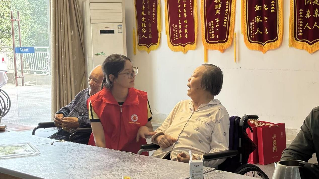 中秋前夕，这群商务青年学子把欢乐送到老人身边