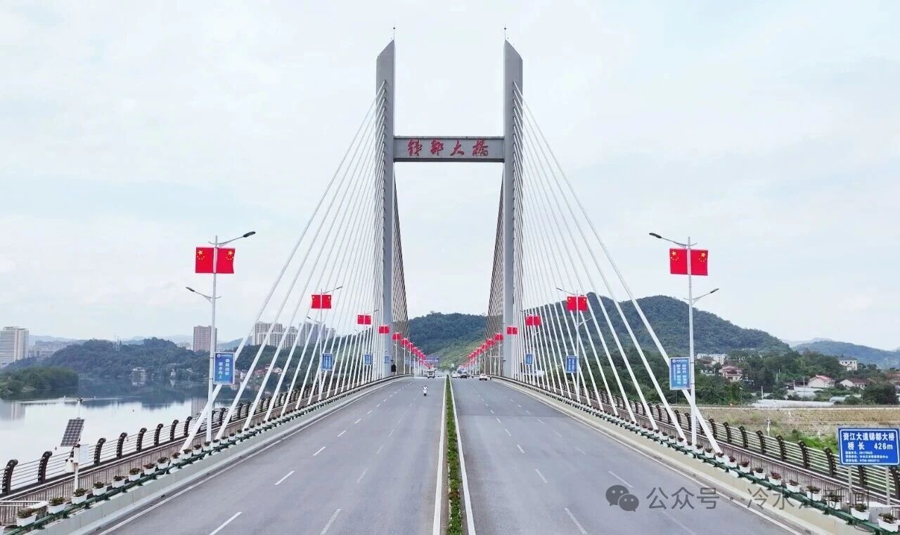 我们的节日·国庆|冷水江街头国旗飘扬,这是国庆最美底色