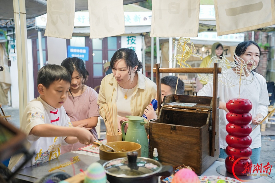 开福区非遗国潮沉浸式展演精彩启幕 首日吸引近3000名市民游客到场体验