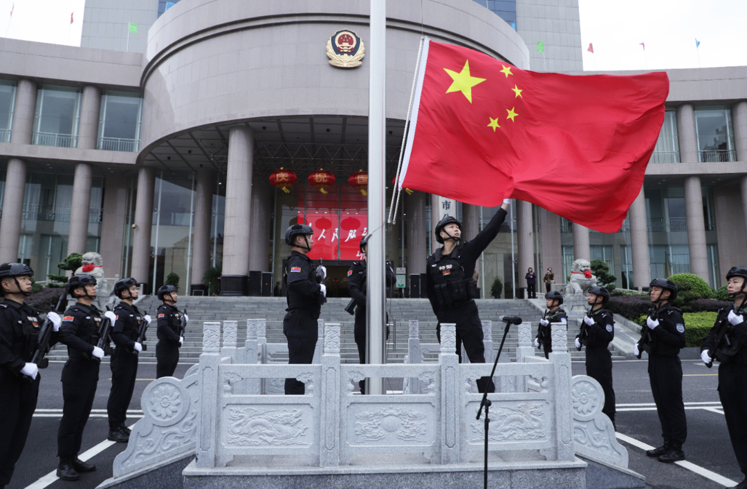 岳阳市公安局举行升国旗仪式