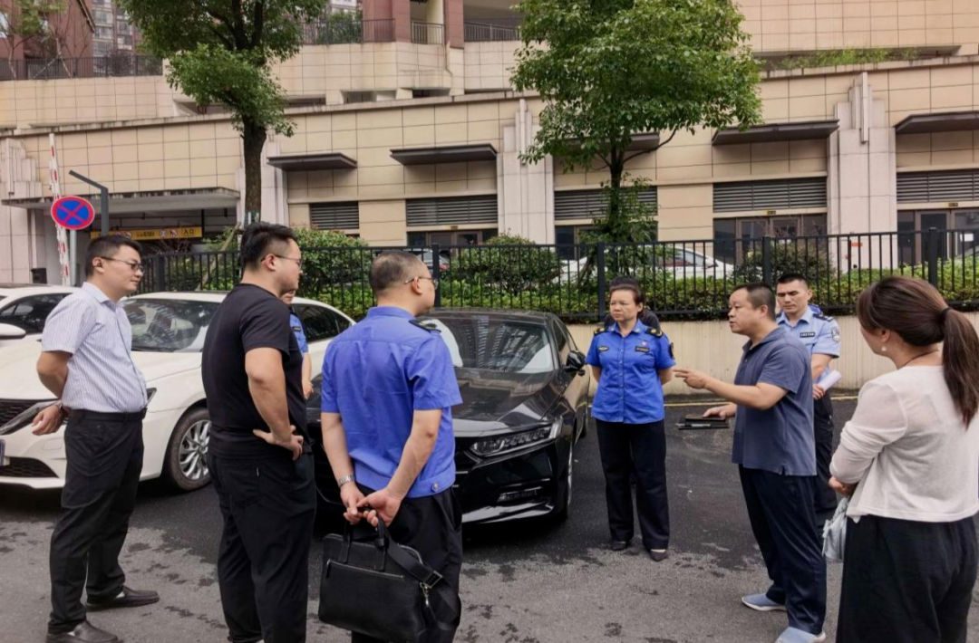 一面锦旗,一份认可!郴州这条“堵心路”蜕变为“舒心路”