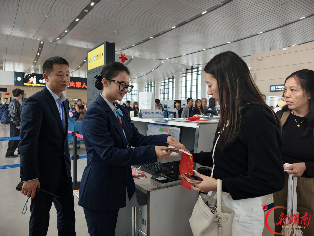 湘西边城机场：空港溢温情 民族风韵贺国庆