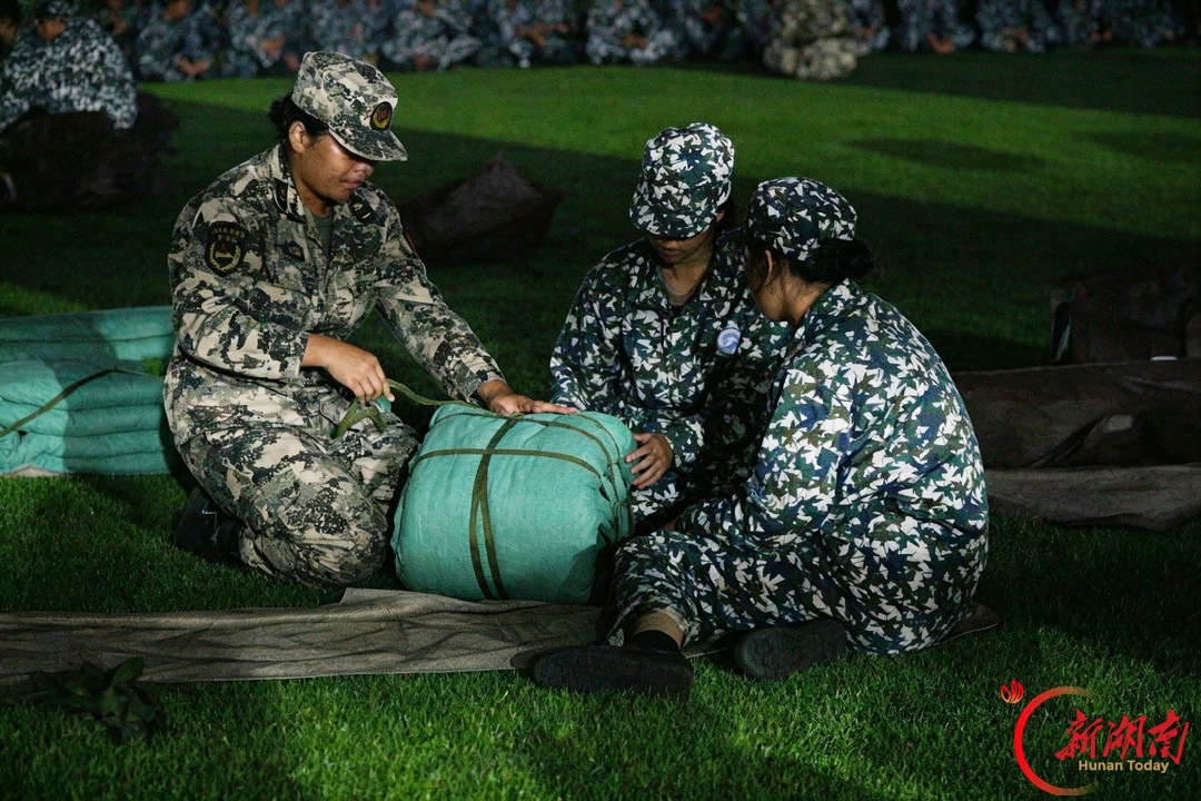 青春正步走|夜色砺迷彩 青春绽芳华