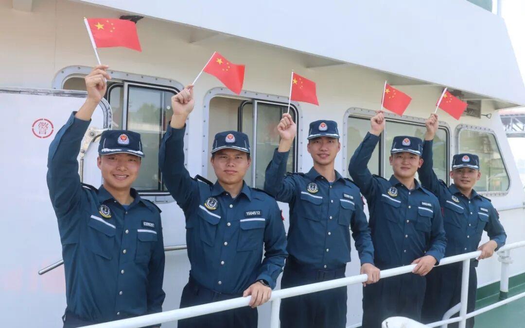 万里海疆同升一面旗 共祝祖国好!