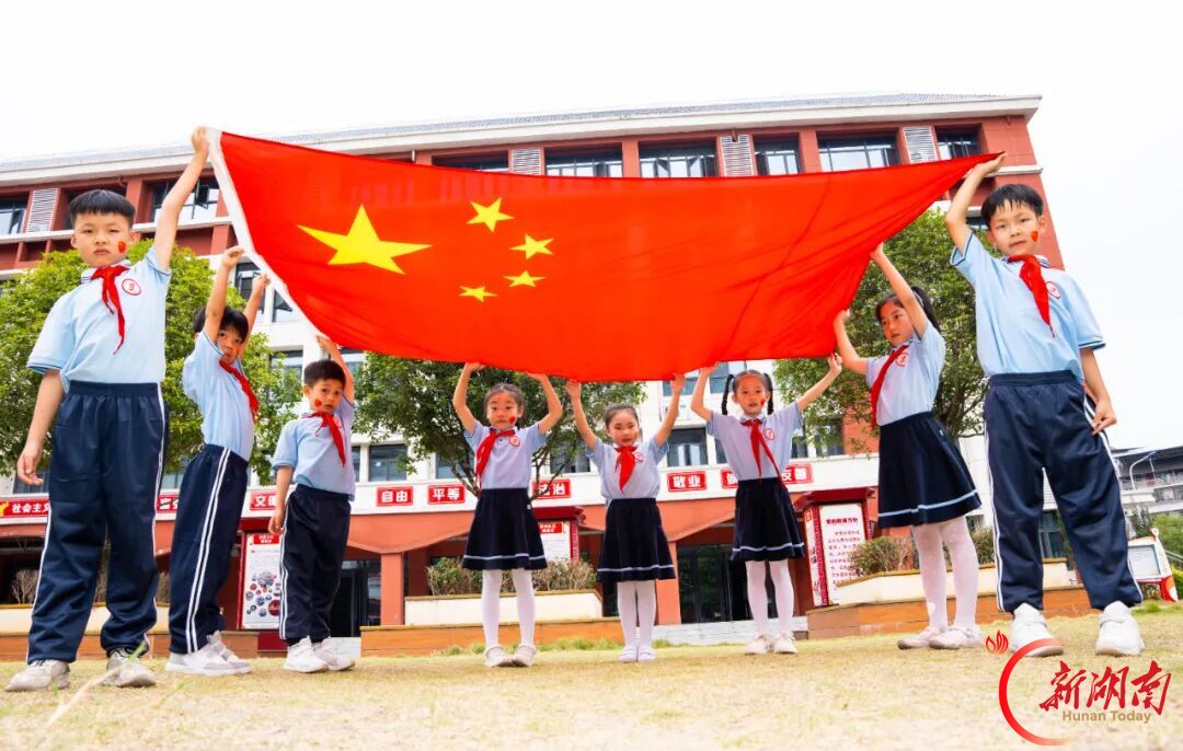 我们的节日·国庆|@娄星人,快来把“中国红”拍进九宫格