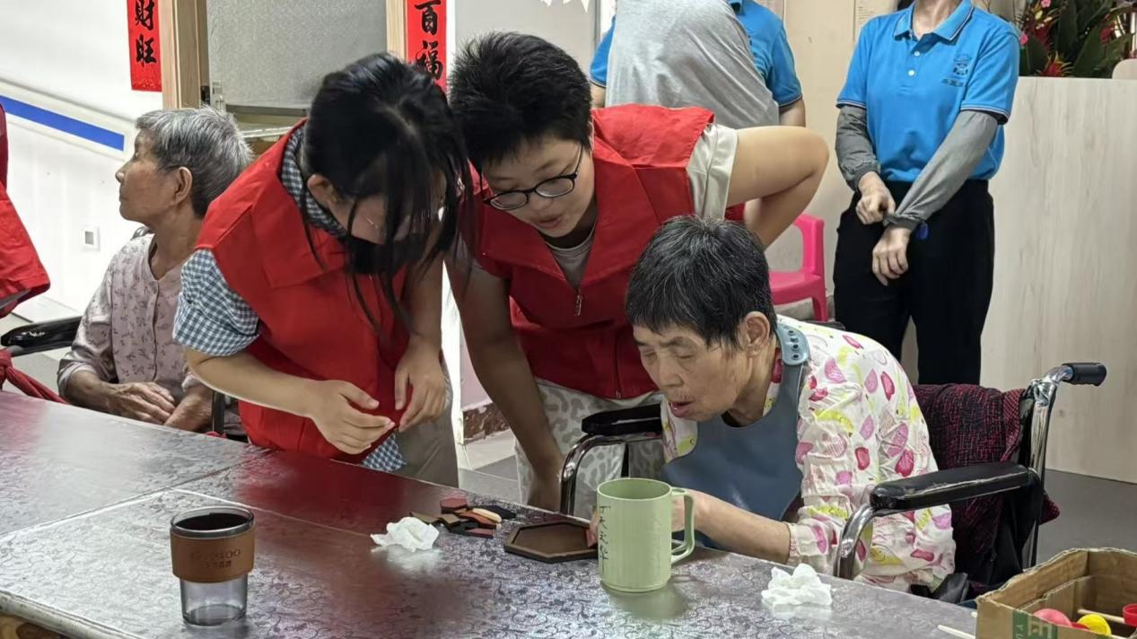 中秋前夕，这群商务青年学子把欢乐送到老人身边