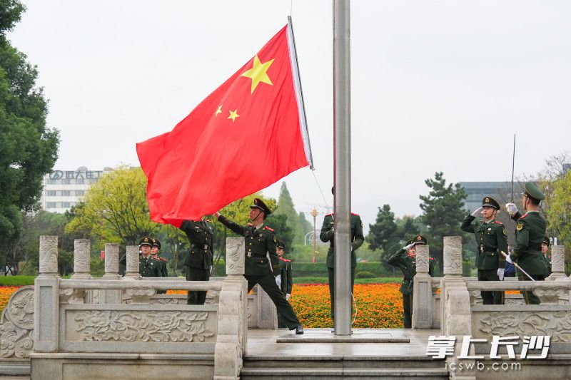 长沙市直机关举行升国旗仪式