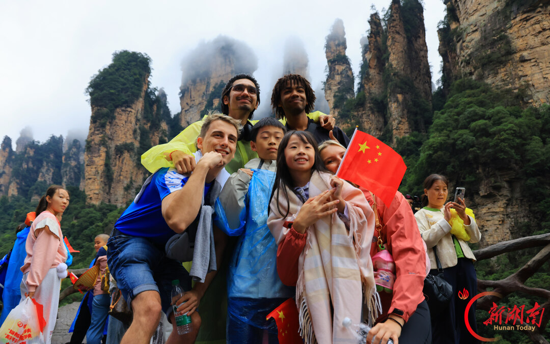 “十一”乐游张家界丨“张家界人民十分友善，很荣幸第一次在中国共度国庆！”