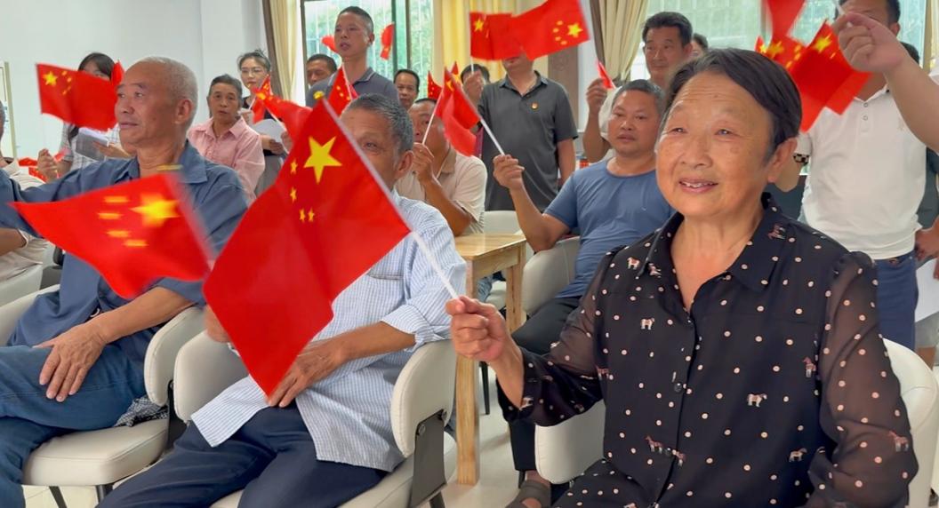桂东普乐:红歌响山村 国庆笑意浓