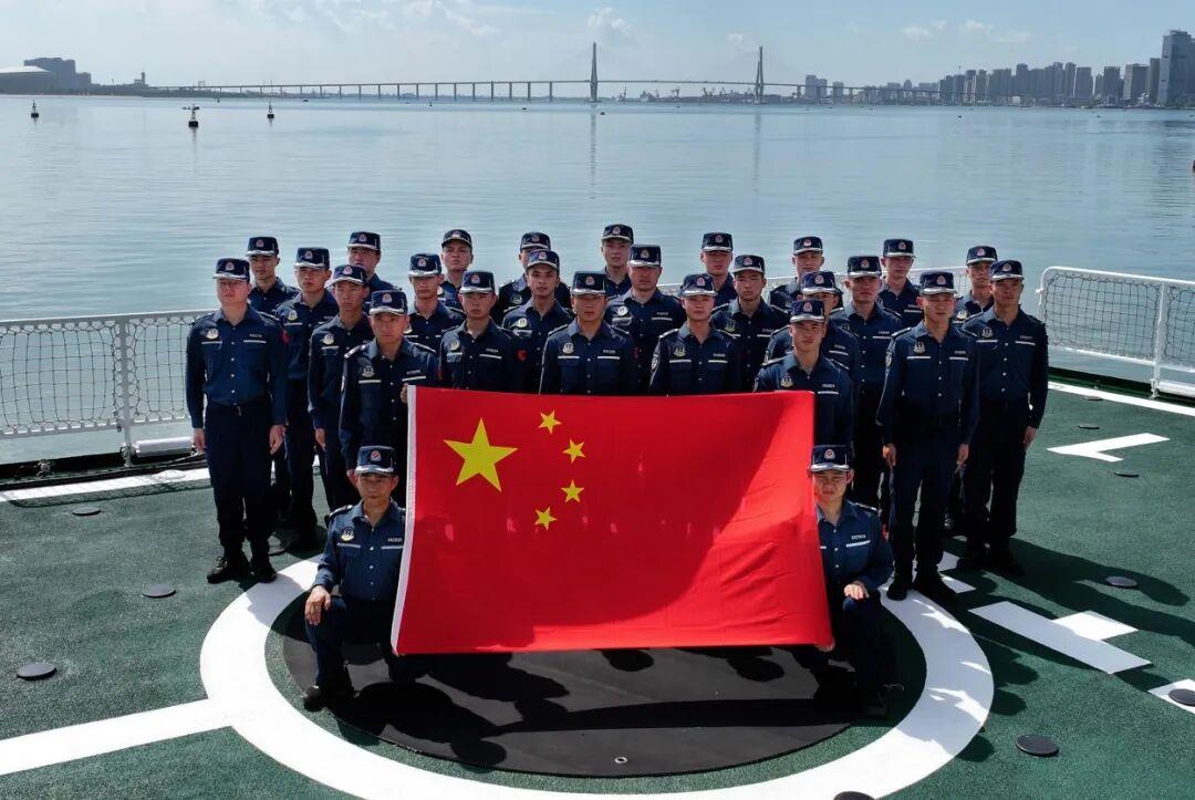 万里海疆同升一面旗 共祝祖国好!