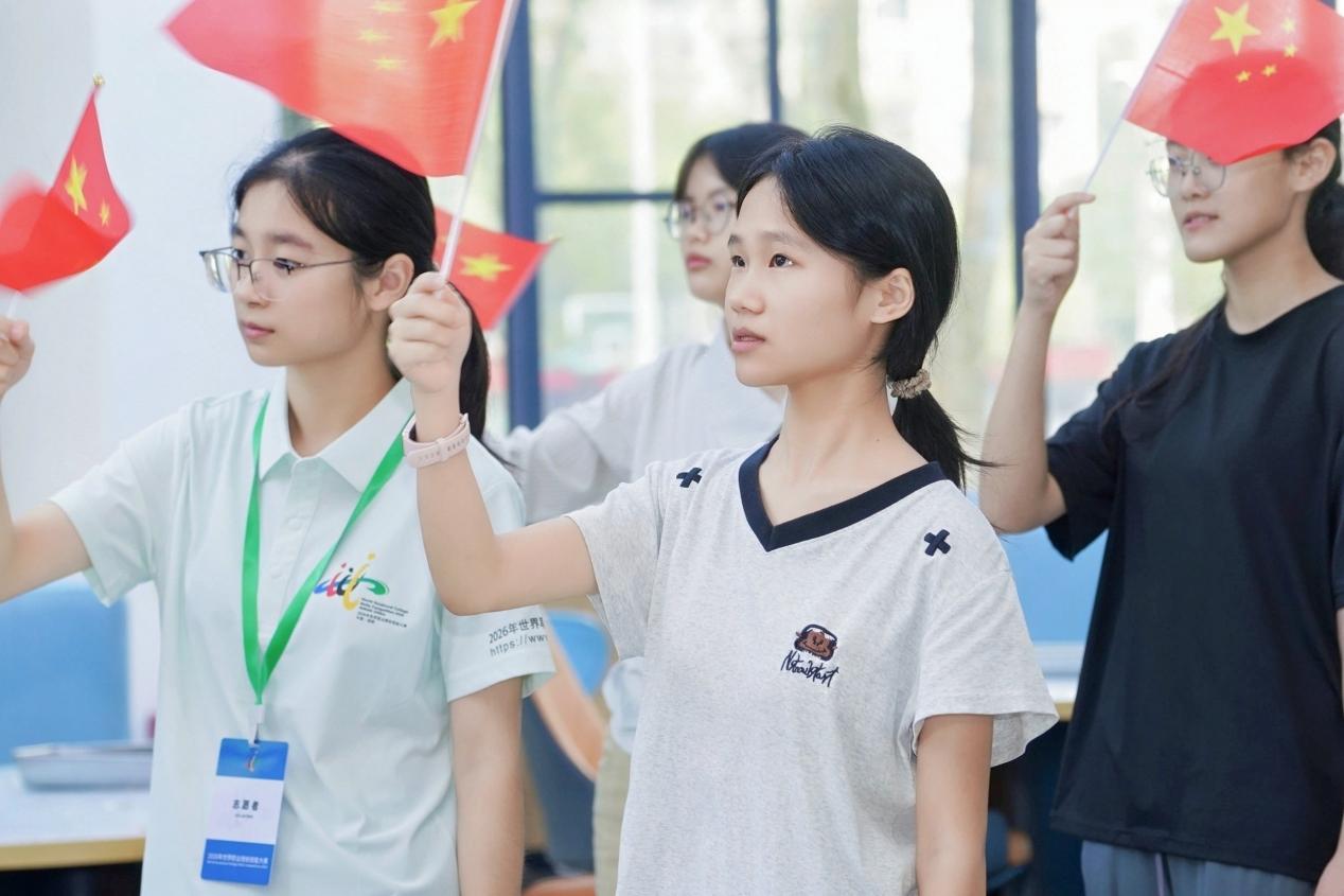 食堂响起《我爱你中国》!长沙民政职院小提琴快闪献礼国庆