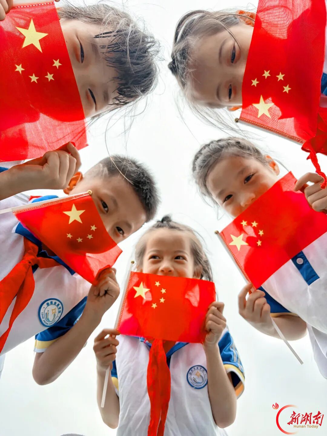 我们的节日·国庆|@娄星人,快来把“中国红”拍进九宫格
