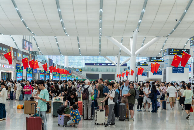 国庆假期首日,国铁广州局预计发送旅客383.7万人次 创单日旅客发送历史新高