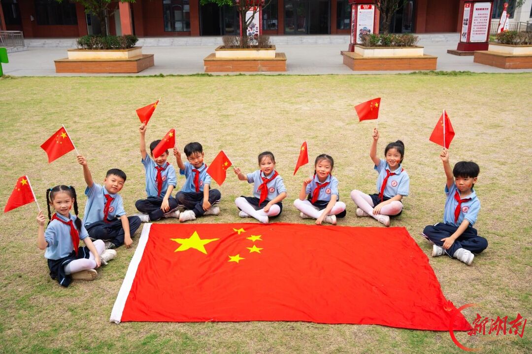 我们的节日·国庆|@娄星人,快来把“中国红”拍进九宫格