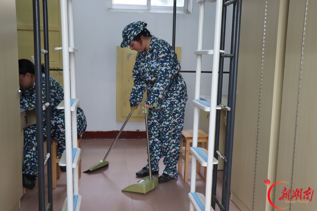青春正步走丨人文学院开展新生宿舍内务提升工作