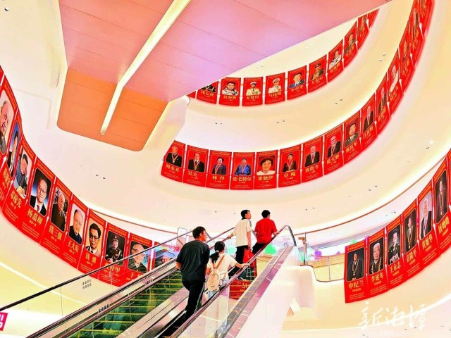 红色湘潭·礼赞国庆⑥丨湘潭最美风景:商场“C位”不挂广告挂英雄海报