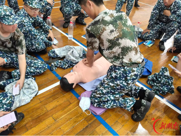 青春正步走 | 急救练在手,湖南科技大学红十字应急救护培训走进军训新生