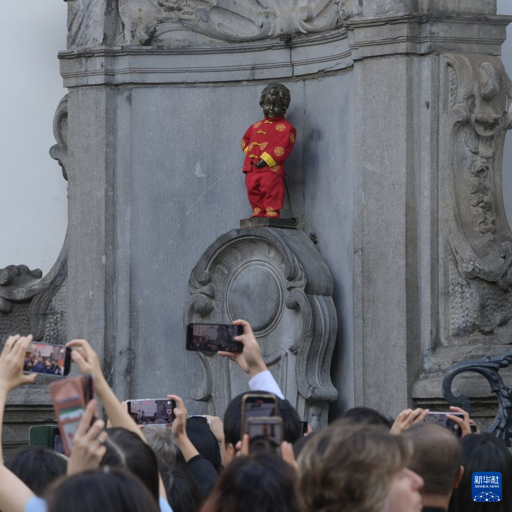 布鲁塞尔：“小尿童”换唐装庆祝中国国庆