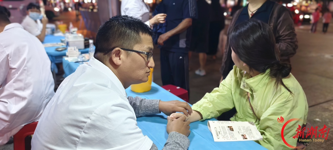 中医夜市惠民生,吉首医共体“中医夜市”暖心开诊
