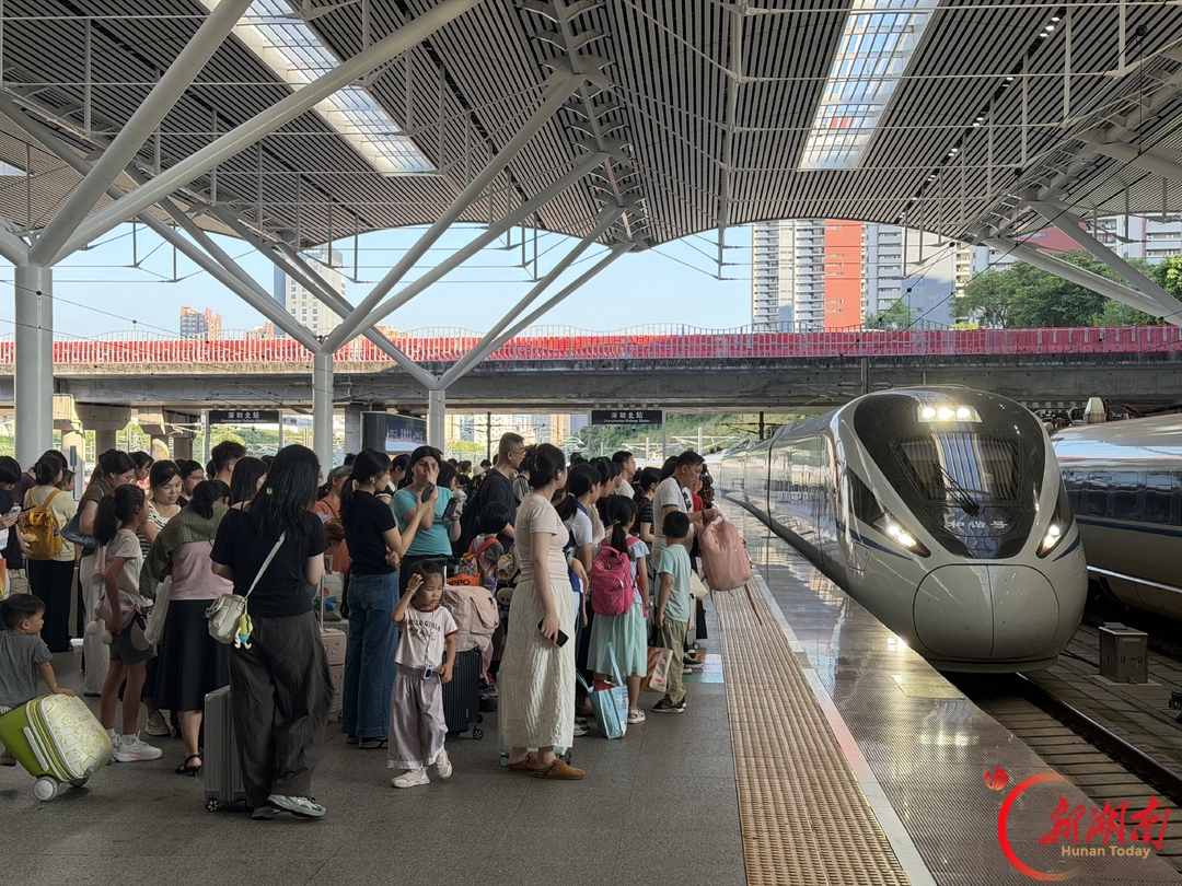 10月2日，国铁广州局预计发送旅客298.7万人次，加开404趟列车