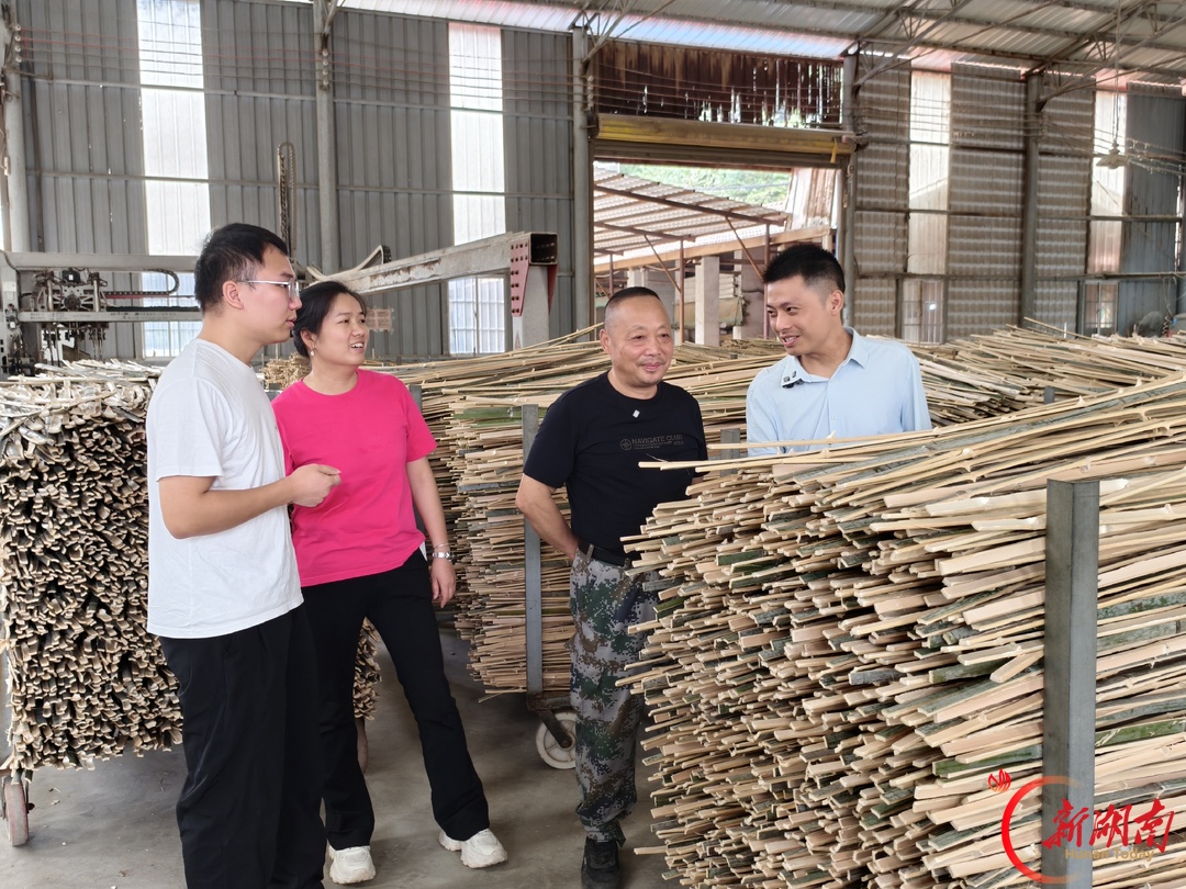 奔着问题解 盯着难题干——记第八届湖南省“人民满意的公务员”曹传银