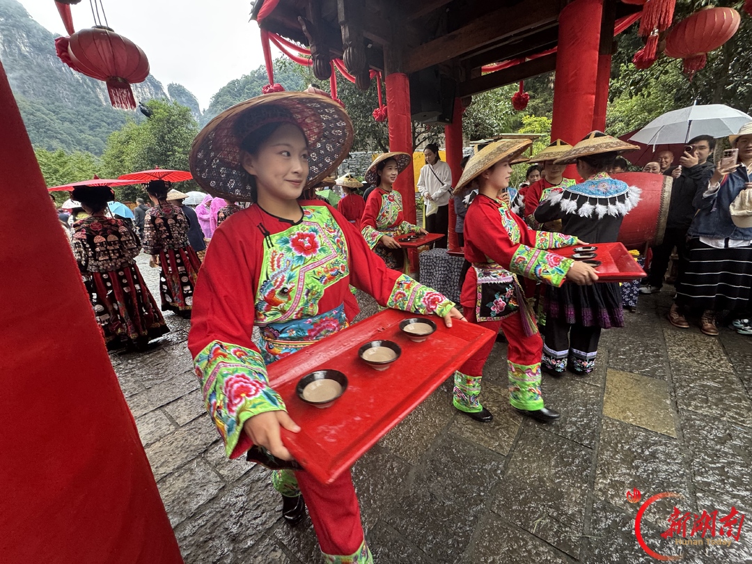 图集丨青山苗寨歌飞扬,古巷新城夜未央