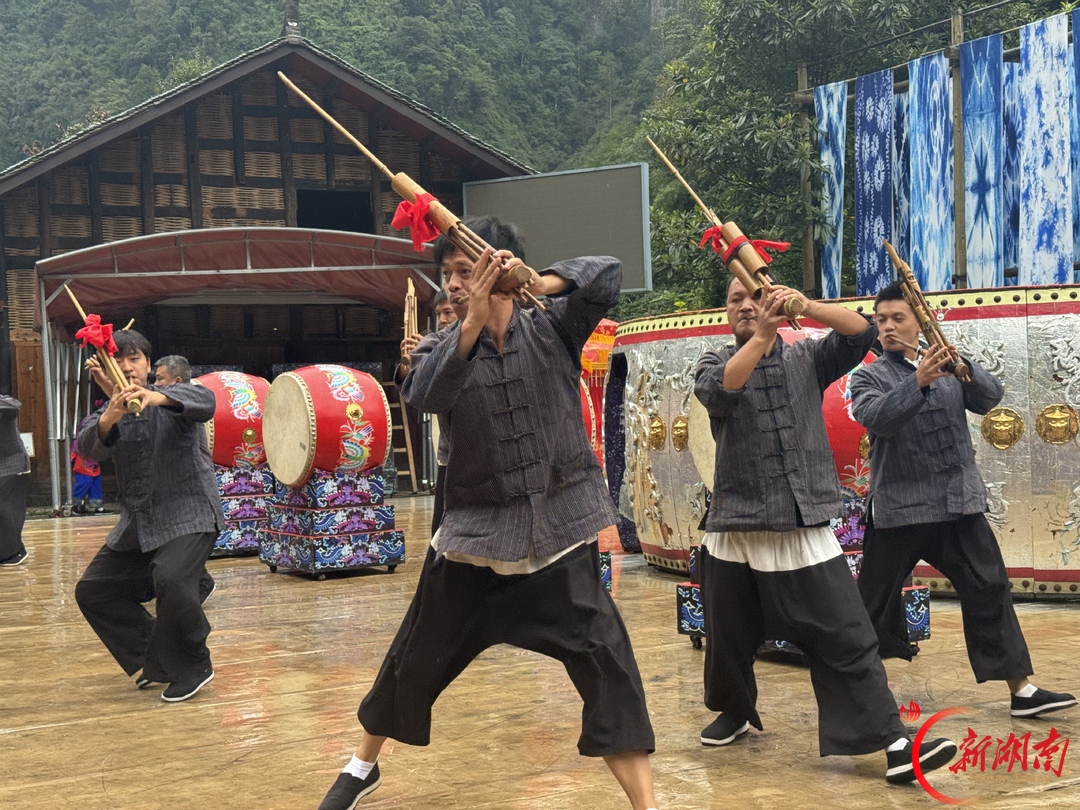 图集丨青山苗寨歌飞扬,古巷新城夜未央