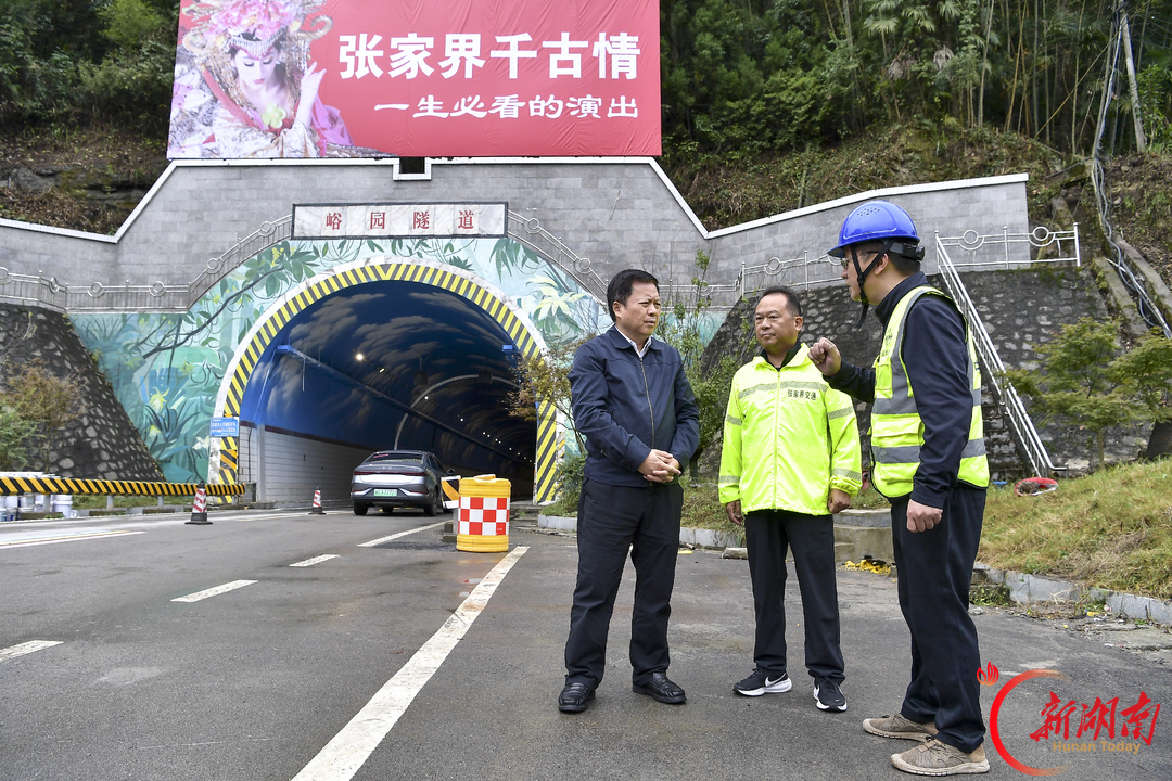 贺辉调研国庆假期旅游接待并暗访安全生产工作