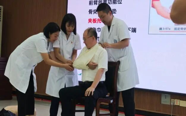 赋能应急救护 守护生命安全 邵阳市中心医院专家团队赴市卫健委开展“现场救护第一目击者”急救获证培训