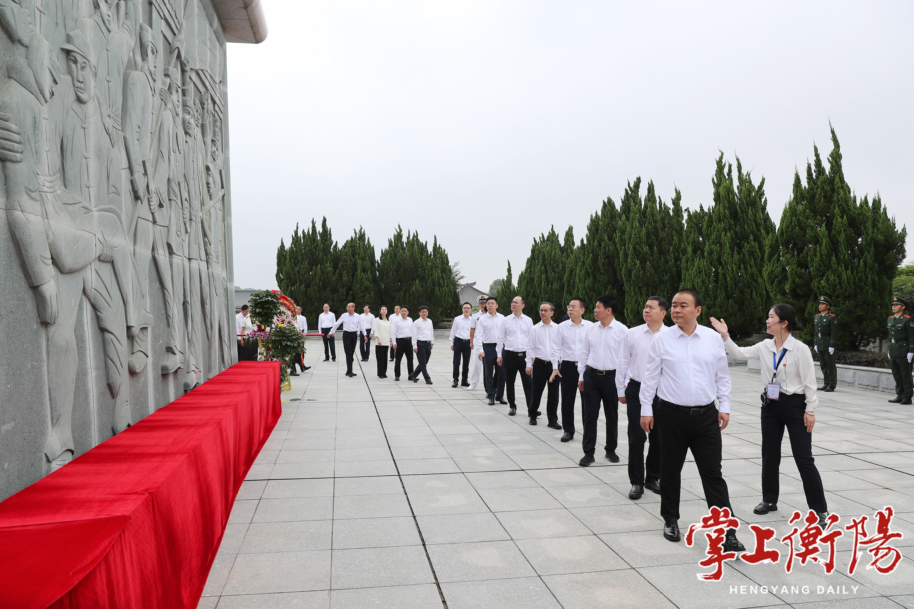 衡阳各界代表向人民英雄敬献花篮 朱健出席 刘中杰主持