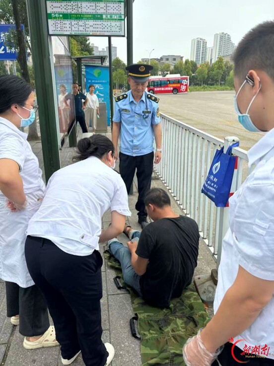 外地旅客街头晕倒,湘潭交通执法人员紧急施救