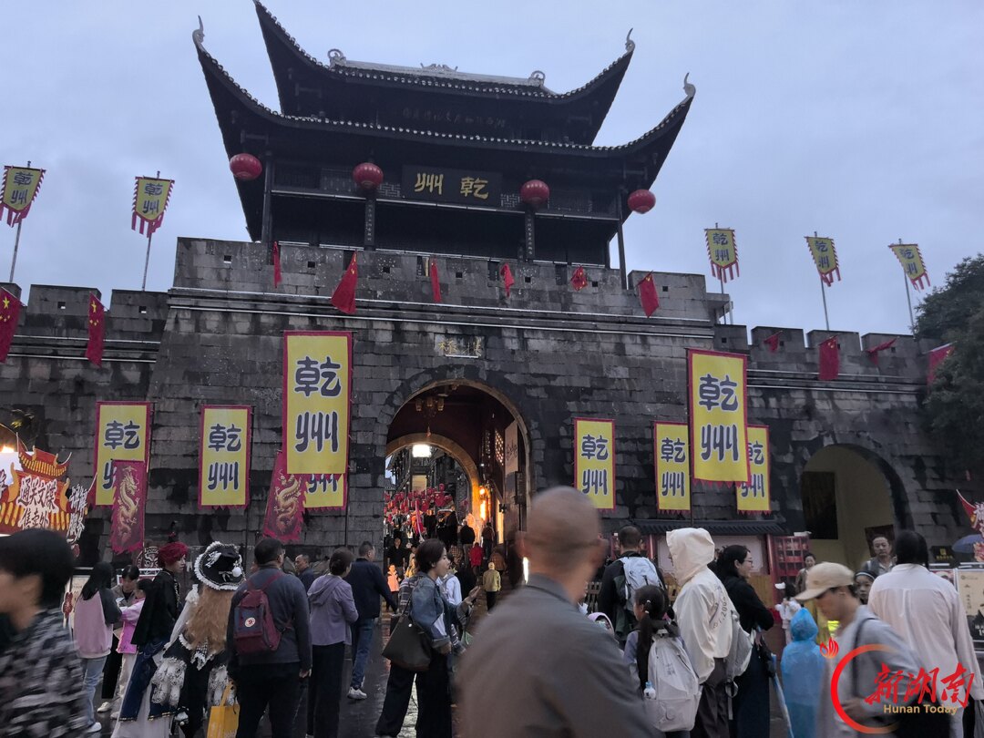 图集丨青山苗寨歌飞扬,古巷新城夜未央