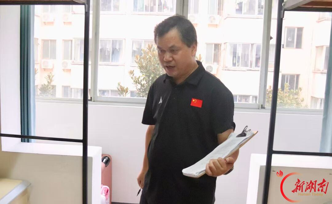 青春正步走丨方寸寝室砺作风 内务评比展新风
——湖南科技大学开展2026级新生军训内务评比活动